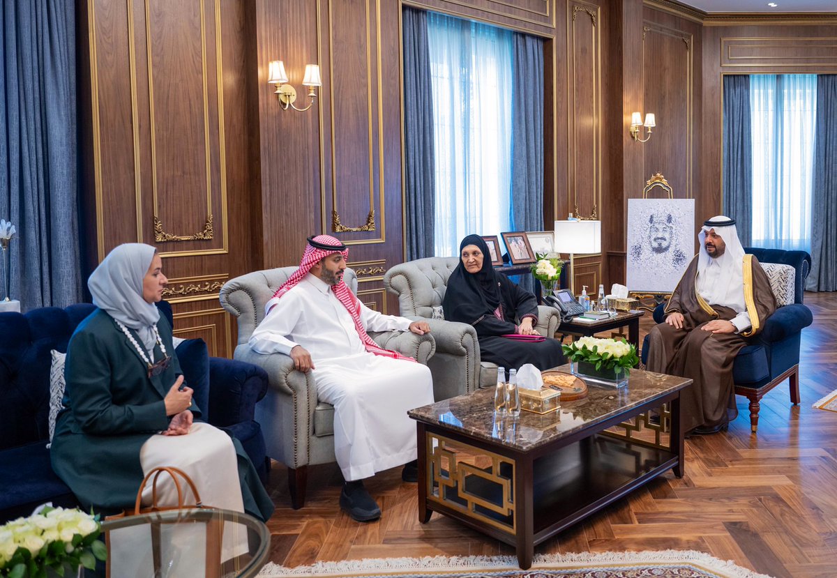 A_Alshaer11's tweet photo. تحت رعاية صاحب السمو الملكي الأمير فيصل بن خالد بن سلطان أمير منطقة الحدود الشمالية وصاحبة السمو الملكي الأميرة هيفاء الفصيل.
تشرفت بحضور افتتاح ملتقى حياة لسرطان الثدي بتنظيم @hayat_6647 بصفتي نائب رئيس تحالف جمعيات السرطان @SaudiSACA وممثلاً عن @Basmaorg https://t.co/6vFwyb35Bn