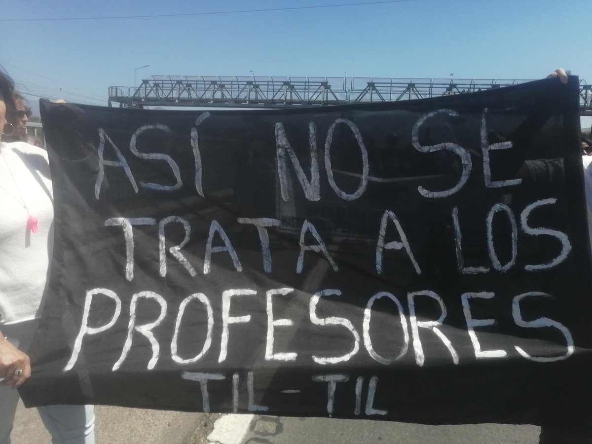 PAZNOVOA's tweet photo. Ante la nula respuesta del Alcalde y del Ministerio de Educación, la comuna de Tiltil se manifiesta cortando el tránsito en la ruta 5Norte, altura Huertos Familiares. Tres semanas con escuelas y liceos sin funcionamiento. https://t.co/AGe0NeZCoR
