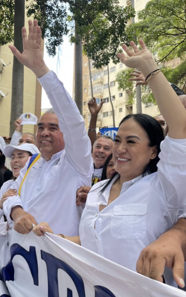 laidygomezf's tweet photo. #16oct Fecha histórica para Accion Democratica 🏳️🏳️

Después de 25 años los ADECOS tenemos candidato presidencial.

CEN de la Florida en caracas, empieza a recibir al pueblo ADeco en la calle👏🏻

@Luisemartinezh candidato de la unidad adeca que conquistara a toda venezuela 🇻🇪 https://t.co/ax3Zkp9bLG