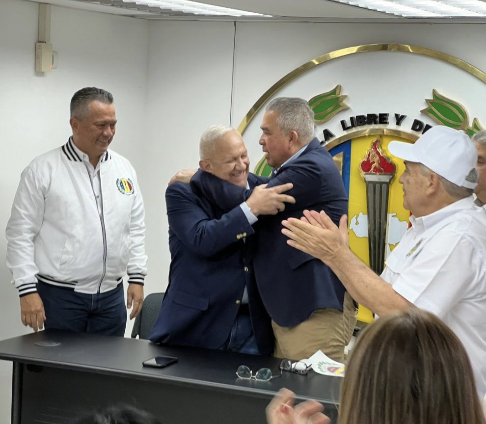 laidygomezf's tweet photo. #16oct Fecha histórica para Accion Democratica 🏳️🏳️

Después de 25 años los ADECOS tenemos candidato presidencial.

CEN de la Florida en caracas, empieza a recibir al pueblo ADeco en la calle👏🏻

@Luisemartinezh candidato de la unidad adeca que conquistara a toda venezuela 🇻🇪 https://t.co/ax3Zkp9bLG