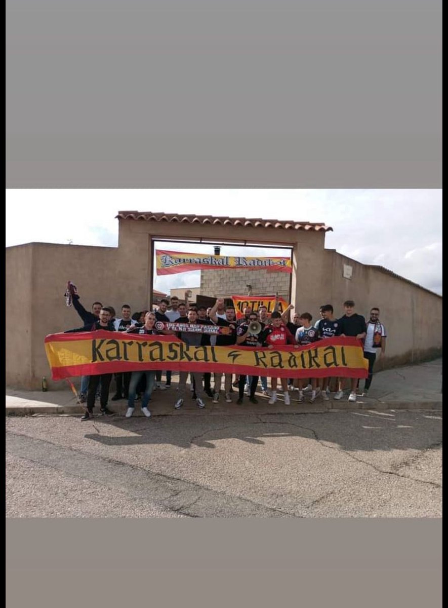 HerasHerraiz's tweet photo. Espectaculares las imágenes que nos dejó la peña #KarraskalRadikal el pasado sábado en su desplazamiento a Campillo para no dejar solo al @Motillacf.

Perfectamente podrían ser fotografías de un desplazamiento europeo pero no, es Preferente (6ª Categoría).

❗B-R-U-T-A-L❗ https://t.co/XbpGLr3l0Q