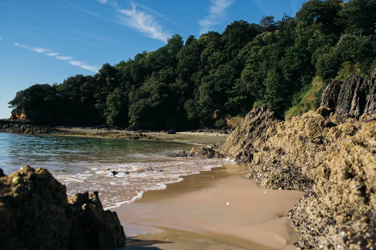 A Jersey Round Island Walk offers an ideal opportunity to explore an island that beautifully blends Gallic and British influences. 

Discover an astonishing variety of landscapes on this tiny island, said to be one of the sunniest spots in the UK.
buff.ly/2l1RFAr