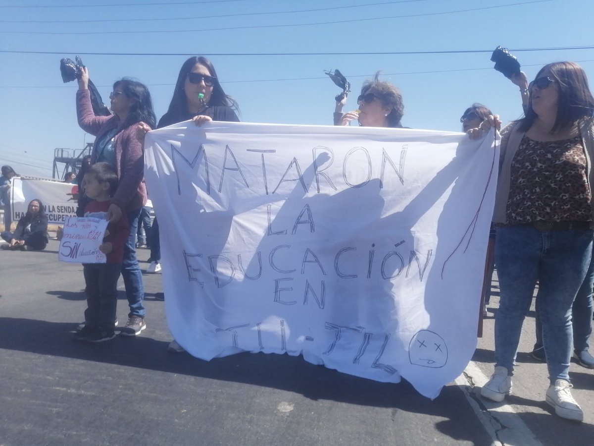 PAZNOVOA's tweet photo. Esta es la celebración del Día del Profesor en la comuna de Tiltil, Chile, tras escuelas y liceos sin clases por más de 3 semanas. Ni el Ministerio de Educación ni el Alcalde de la comuna han dado solución al problema y la comunidad de Tiltil sale a manifestar su descontento. https://t.co/uhXl0AwAjo