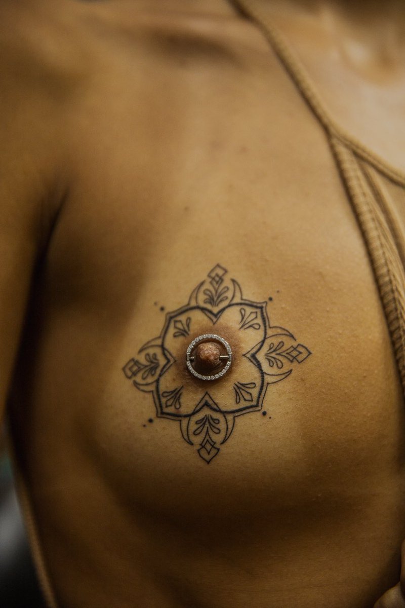 ABpiercer's tweet photo. Projetinho Lindo que fiz junto com my luv (@anubs.ttt)
Piercing já cicatrizado e atualizado com essa joia Marabrilhosa e Tattoo que ele fez cicatrizando.
Ficou lindo demais ne??
#piercingrj #piercingintimo #nipplepiercing #piercingnomamilo https://t.co/zxr3KFIJqD