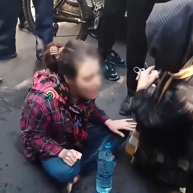 Iran: Eine junge Frau in der Stadt Tabriz wehrte sich gegen den Hijabzwang , sie wurde geschlagen und antwortete damit mit „Nieder mit Khamenei „ jetzt erklärt der Staat sie für: Psychisch Krank!  Nicht das erste Mal, dass der Staat versucht den Kampf der Frauen zu patalogisieren