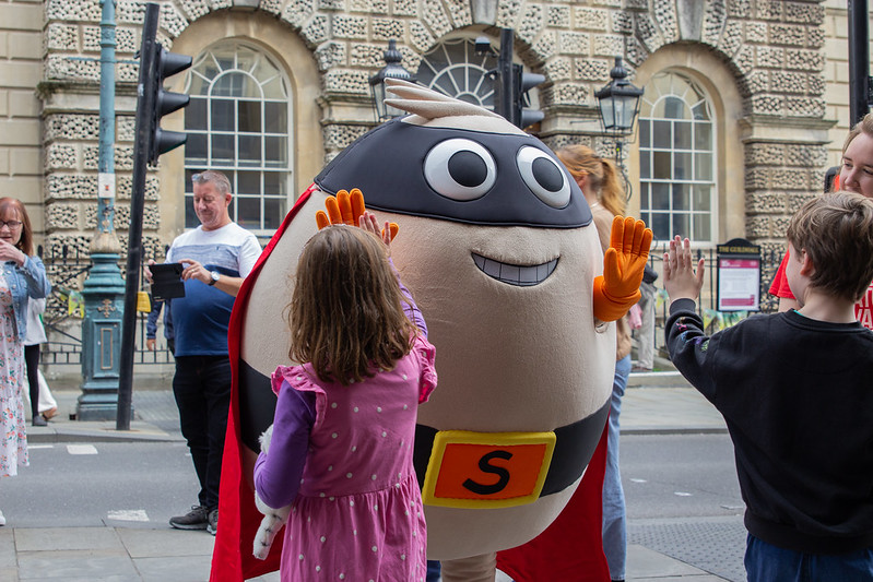 ⭐️ We had a visit from Supertato and their creators @suehendra and @PaulLinnet and we adventured in time with their new story ‘Mean Green Time Machine’. ⏰ 🎶 We had a sing-a-long and even got to meet Supertato himself as we had our books signed! 📖 #BathKidsLitFest