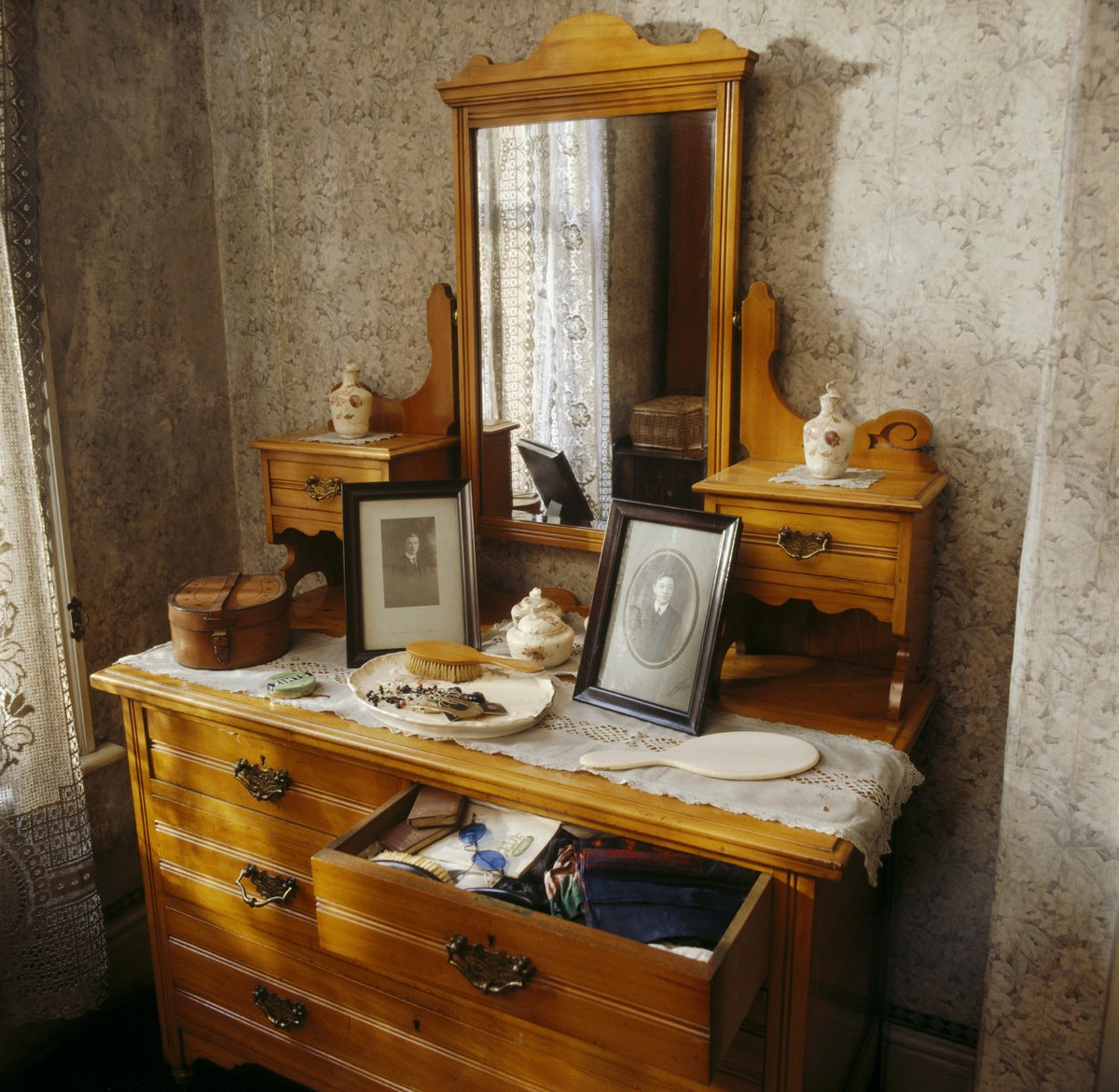 NTClumberPark's tweet photo. If Mr Straw's House in Worksop is on your list of places to visit, why not join the team for a special Revealed Tour on Monday 6 November. Booking essential at: https://t.co/pIxU1ZYQtC #ClumberPark #MrStrawsHouse https://t.co/LAID0wyOjg