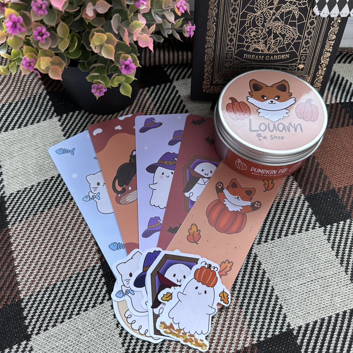 louarnshop's tweet photo. Retrouvez toute ma collection d’automne sur ma boutique en ligne 🦊🍁
Il y a des marques pages, autocollants et bougies et prochainement il y aura des pin’s😉

#SmallBusiness #automne #smallartist #kawaii #smallshop https://t.co/ROdnBKwr1H
