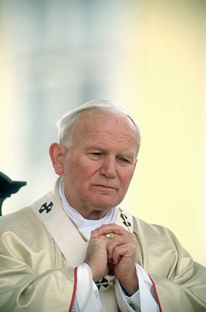 UniCatolicos_es's tweet photo. Un día como hoy, hace 45 años, el mundo entero conoció a San Juan Pablo II, el primer Papa no italiano en más de 400 años.

San Juan Pablo II, ruega por nosotros. https://t.co/FSy5F5tGlM