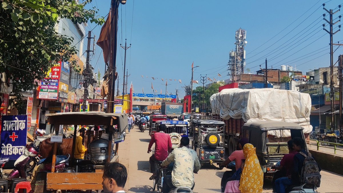 realimranmirza's tweet image. Ye haal Roz Santhoshi Nagar flyover ka hai, trucko ki wajah se ghanto jaam laga rehta hai, flyover se 200 meter tak yehi haal hota hai, tracko ki entry band nahi hogi tab tak public ko aise hi pareshan hona padega, It needs #Noentryzone from 7am to 11pm. @RaipurPoliceCG