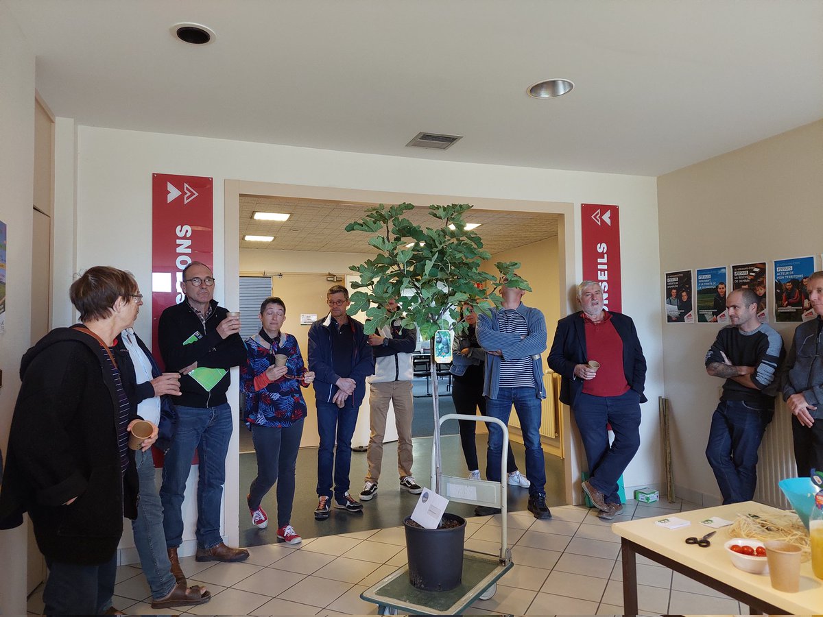 MaLuherne56's tweet photo. Moment émotion ce midi à la @FDSEA56 
Pot de départ de @l_lebouille après 9 ans passé à la direction de la @FDSEA56 
Un figuier (agrémenté des petits messages des administrateurs) grandira pour rappeler à Laurence son passage parmi nous.
De tout ❤️ merciiiiiiii pour TOUT 😉 https://t.co/MVv9LJXSwA