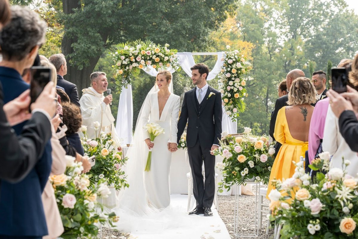 Buon anniversario ai nostri dolcissimi sposi e un bacio grande alla loro piccola principessa.
♡
#anniversario #matrimonio #weddingplanner #wedding 
#topwedding #giornospeciale
#weddingday #love #amore
#weddinglover #eventplanner
♡
@virnatoppiofficial
@nicoladelfreo