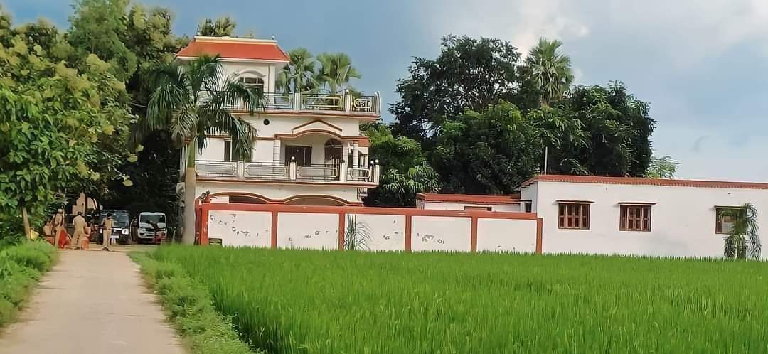 देख रहे हो विनोद

पहला घर ब्राह्मण का है जिसे तुम जन्मजात अगड़ा, अमीर, अत्याचारी बोलकर कोई सरकारी सुविधाएं नहीं लेने देते

दूसरा घर प्रेम यादव का है जो जाति के नाम पर पिछड़े होने का तो लाभ ले ही रहा था राजनीतिक संरक्षण में भूमाफिया भी बन गया था

ऐसे कैसे और कब तक चलेगा विनोद ?