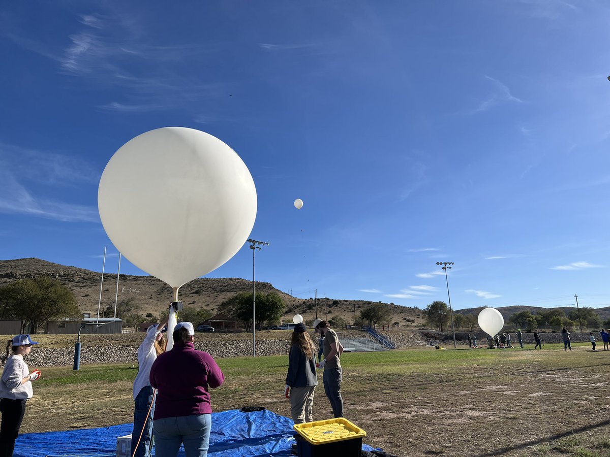 nearspacesci's tweet photo. We launched our balloon from Hondo, NM along with two other #NEBP steams. https://t.co/kSp2rIvcX2
