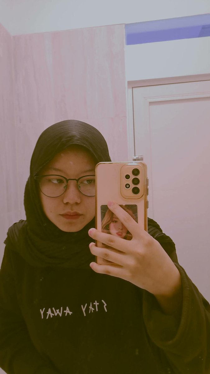 heejindepok's tweet photo. Bagai bumi dan pluto 🙏🏼

#MYSD #MySelcaDay #KARINA https://t.co/C1OL7F2Unv