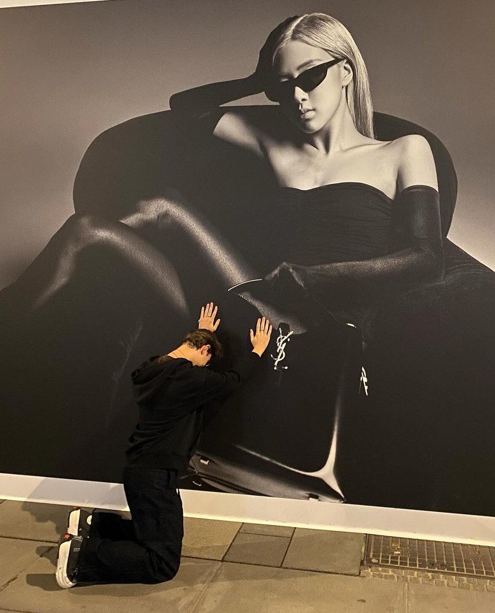 ForeverRoseanne's tweet photo. BOW DOWN TO THE QUEEN !! EXACTLY 😌 

#로제 #ROSÉ https://t.co/9XO7NubbDA