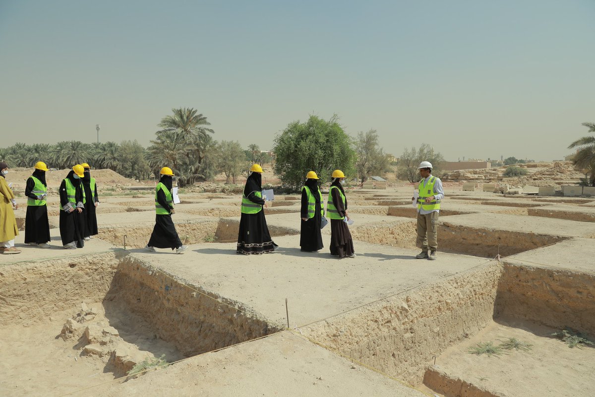 DGDA_SA's tweet photo. #بوابة_الدرعية بالتعاون مع جامعة الأميرة نورة تعقد زيارة للطالبات بهدف التعريف بالتنقيبات الأثرية بوادي حنيفة التاريخي، وذلك في إطار برامج توعوية ترسخ لديهم أهمية علم الآثار وكيفية المحافظة على المواقع الأثرية. بالشراكة مع معهد الملك عبدالله للبحوث والدراسات بجامعة الملك سعود. https://t.co/VEuLLQfTfs