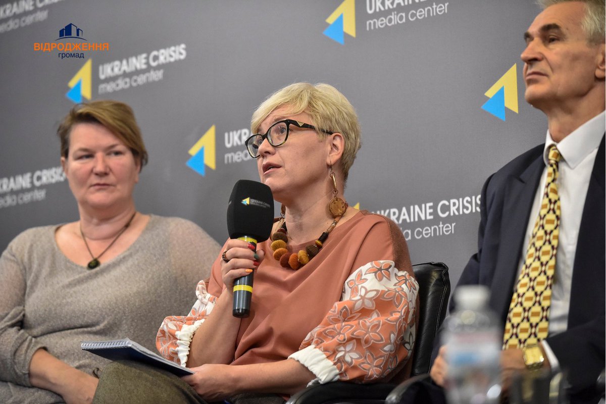 revival_fund's tweet photo. Сьогодні 16 жовтня в Українському кризовому медіацентрі відбувся круглий стіл, присвячений обговоренню можливостей використання мистецьких засобів у психологічному відновленні людей під час війни.
Повне відео заходу дивіться за посиланням: 
https://t.co/0MV0mxqQBZ https://t.co/jIJ6tTAyqz