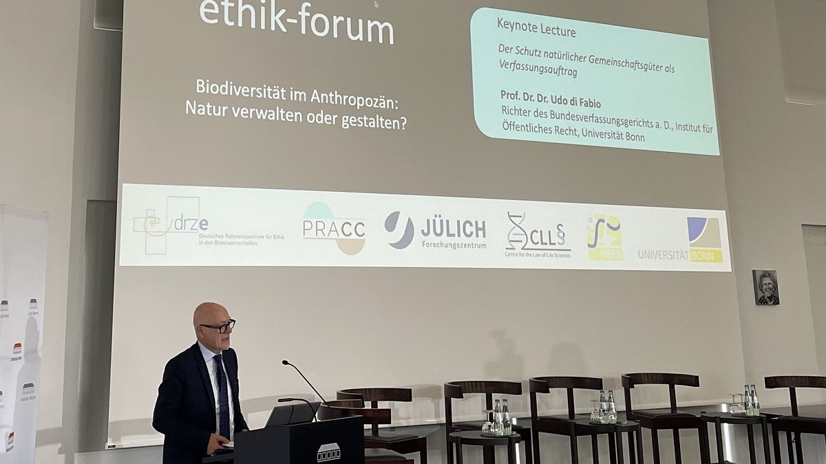 Deutsches Referenzzentrum für Ethik i. d. Biowiss. (@drze_bonn) on Twitter photo #EthikForum: Das #Anthropozän ist von einem gravierenden Verlust an #Biodiversität, welche ein schützenswertes Gut der Natur darstellt, geprägt.
Prof. Udo Di Fabio erörtert die Konsequenzen in der Keynote "Der Schutz natürlicher Gemeinschaftsgüter als Verfassungsauftrag". #EthikForum: Das #Anthropozän ist von einem gravierenden Verlust an #Biodiversität, welche ein schützenswertes Gut der Natur darstellt, geprägt.
Prof. Udo Di Fabio erörtert die Konsequenzen in der Keynote "Der Schutz natürlicher Gemeinschaftsgüter als Verfassungsauftrag".