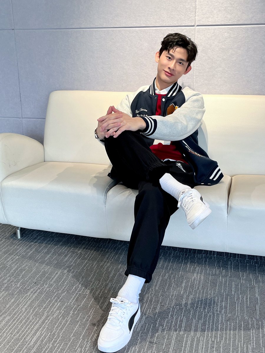 taro_yu_tung's tweet photo. 最今天氣微轉涼 
外面的溫度讓忙碌的我感到些許的放鬆
大家應該也有同感吧？
但還是要提醒 #身邊的人 注意保暖呦☺️

#徐愷
#林毓桐 https://t.co/rQmGTJLXgP