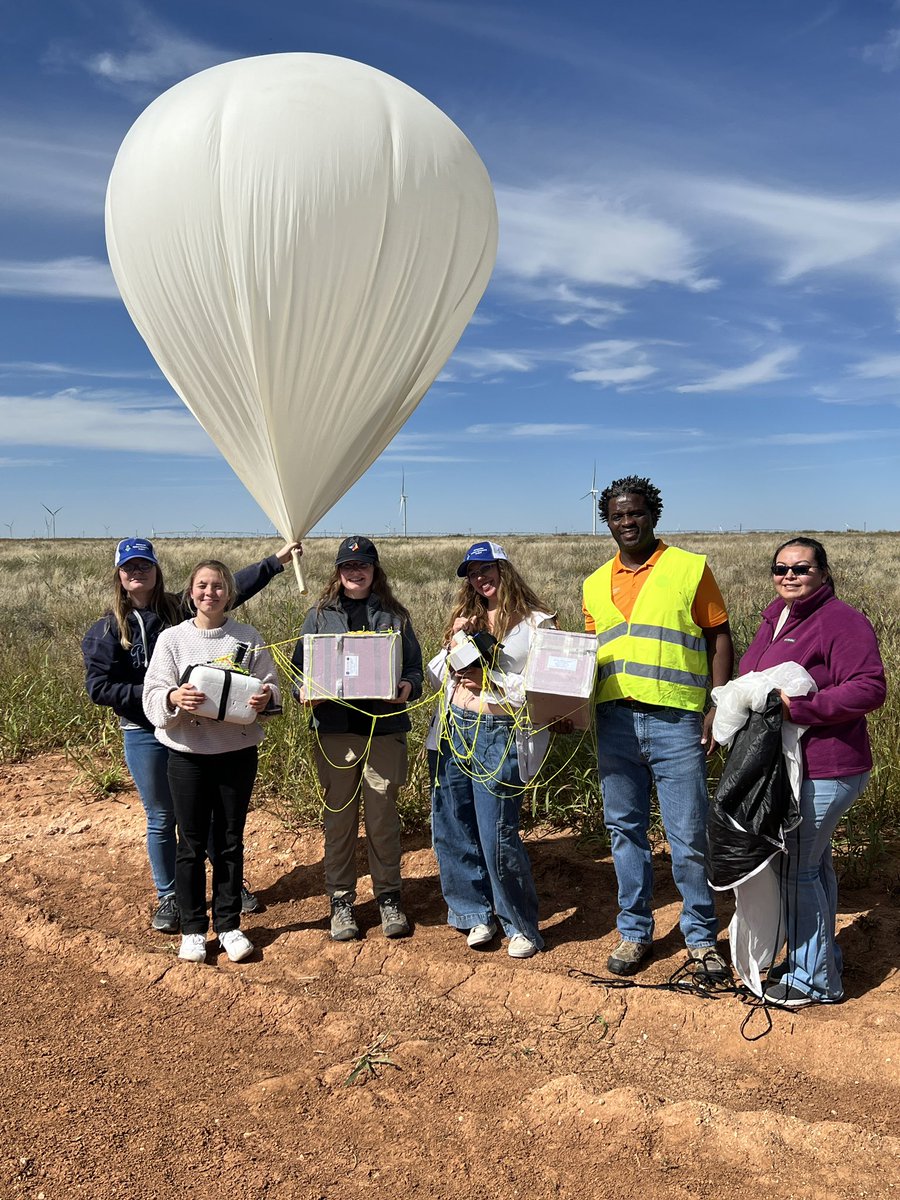 nearspacesci's tweet photo. The base station crew and the launch/recovery team for the Nebraska #NEBP team https://t.co/ryzWoDPHb6