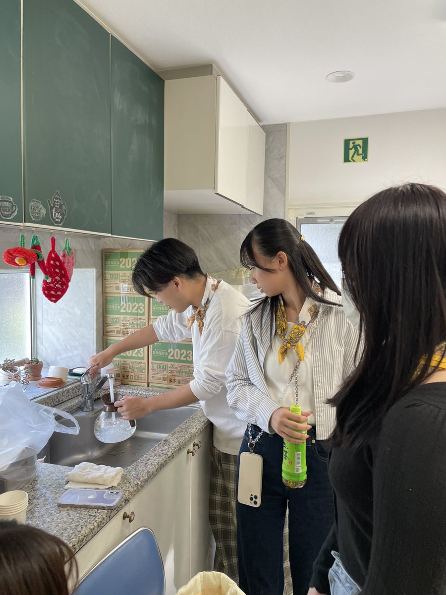 RootSeikei2020's tweet photo. 【10/14 はなみずき祭】
武蔵野市で行われたはなみずき祭のボランティアに参加してきました！🌼

受付でいらっしゃったお客様の対応をしたり、喫茶室で珈琲を注いでお渡ししたりと、子どもたちから
お年寄りの方々までふれあうことができ、温かい気持ちになれるいいボランティアになりました！ https://t.co/kyFzsMQPP4
