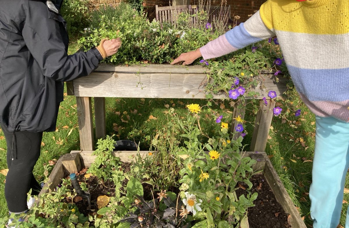 Embracing the beautiful autumnal sunshine at our Peer Support Dementia Hub today. A great feeling to be in the fresh air, working on projects together & amazing to see the bees out too🐝@NottsHealthcare @JennyBailey__ @TessJMcGrath @AGChambers2 @AHPsNottsHC @SarahJu73764461