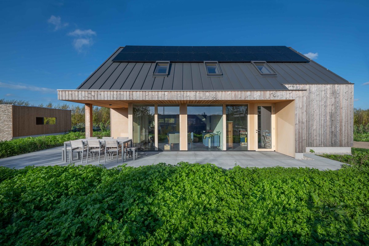 🌿Barneveld's eco-chic barn, a Sustainable Masterpiece by Architectuurstudio Haver and Bouwbedrijf van Wolfswinkel. Accoya frames, Tricoya doors, and Ecotec stain! 🏡

See More: ow.ly/foPO50PU3Pa

#SustainableLiving #ModernDesign #AccoyaMagic