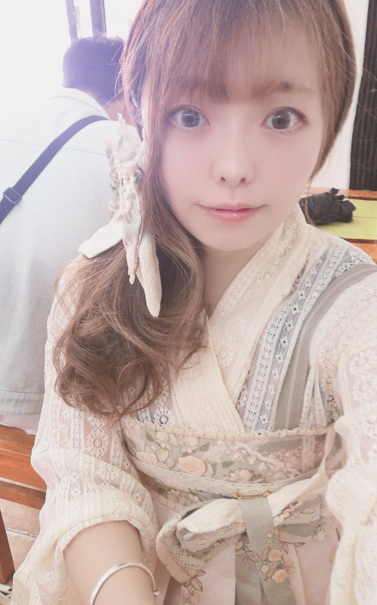 mi_mi0613's tweet photo. 【さかのまち様×Sweet Dreamコラボのくまちゃんメリーゴーランド柄シリーズ進捗情報】中国にあるアジア最大の生地市場に行ってくまメリ柄をプリントする生地決まりました✨広すぎて1日で全部は見れない市場なので探すのが大変でしたが理想の生地が見つかって良かったです。パターン作成進行中です🐻 https://t.co/vJTY13rriA