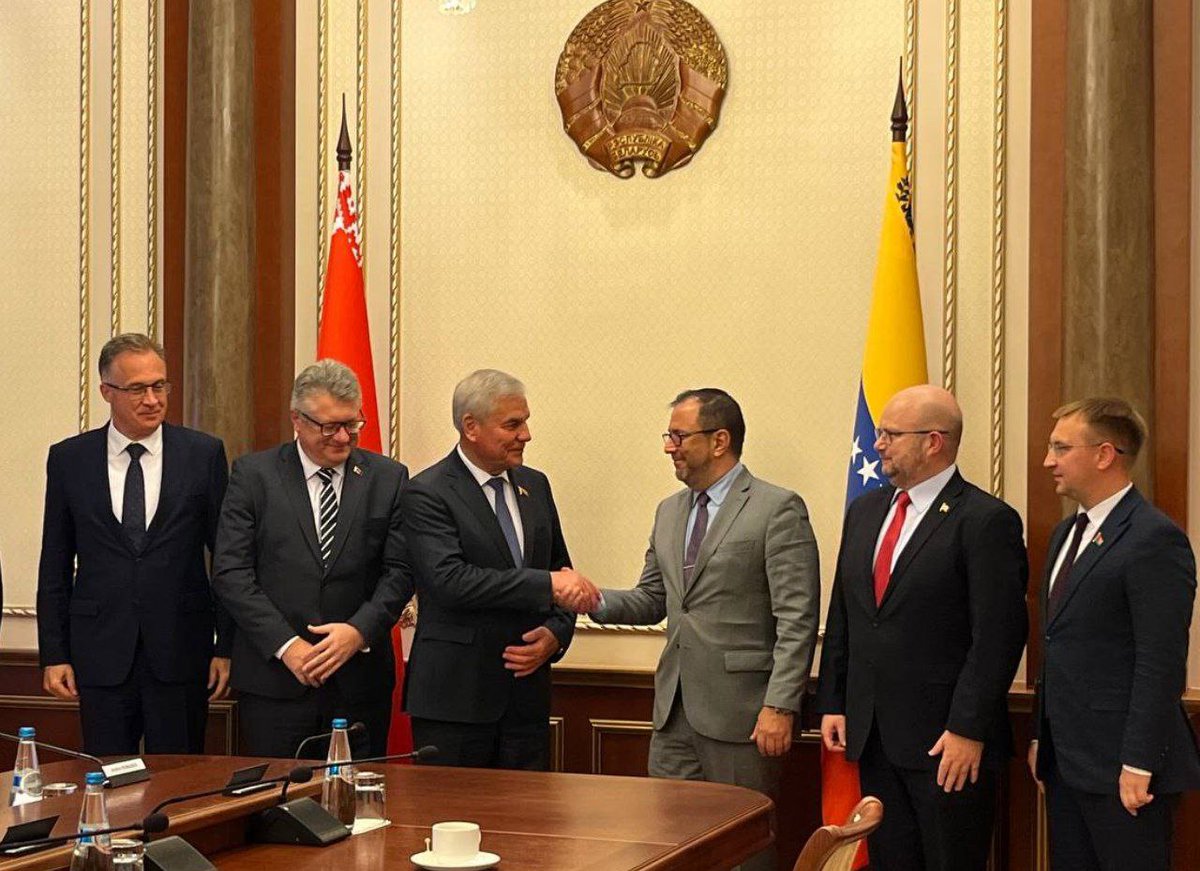 Sostuvimos un importante encuentro con el Presidente de la Cámara de Representantes de la Asamblea Nacional de Belarús, Vladimir Andriechenko, para seguir estrechando las relaciones políticas y diplomáticas entre nuestros países. #Minsk