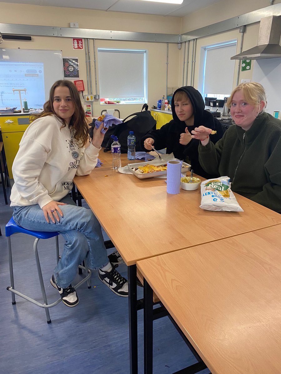 BelmayneEtss's tweet image. Olwyn was very impressed with the 5th year #culinary skills on show today.  Emily sharing with friends after school. 🤗 #HomeEconomics