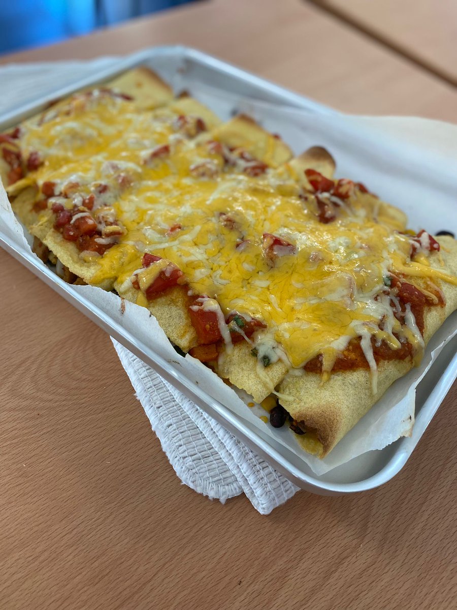 BelmayneEtss's tweet image. Olwyn was very impressed with the 5th year #culinary skills on show today.  Emily sharing with friends after school. 🤗 #HomeEconomics