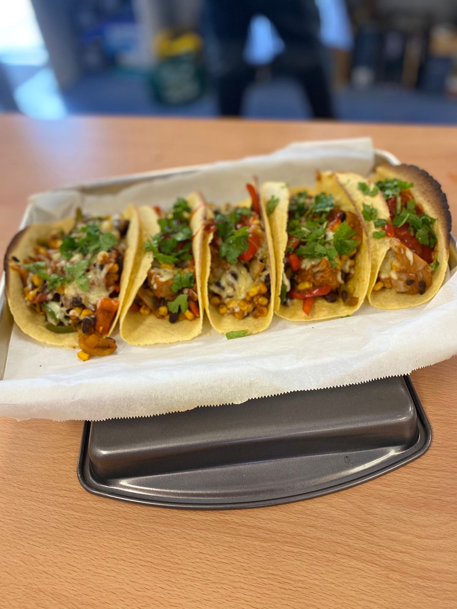 BelmayneEtss's tweet image. Olwyn was very impressed with the 5th year #culinary skills on show today.  Emily sharing with friends after school. 🤗 #HomeEconomics