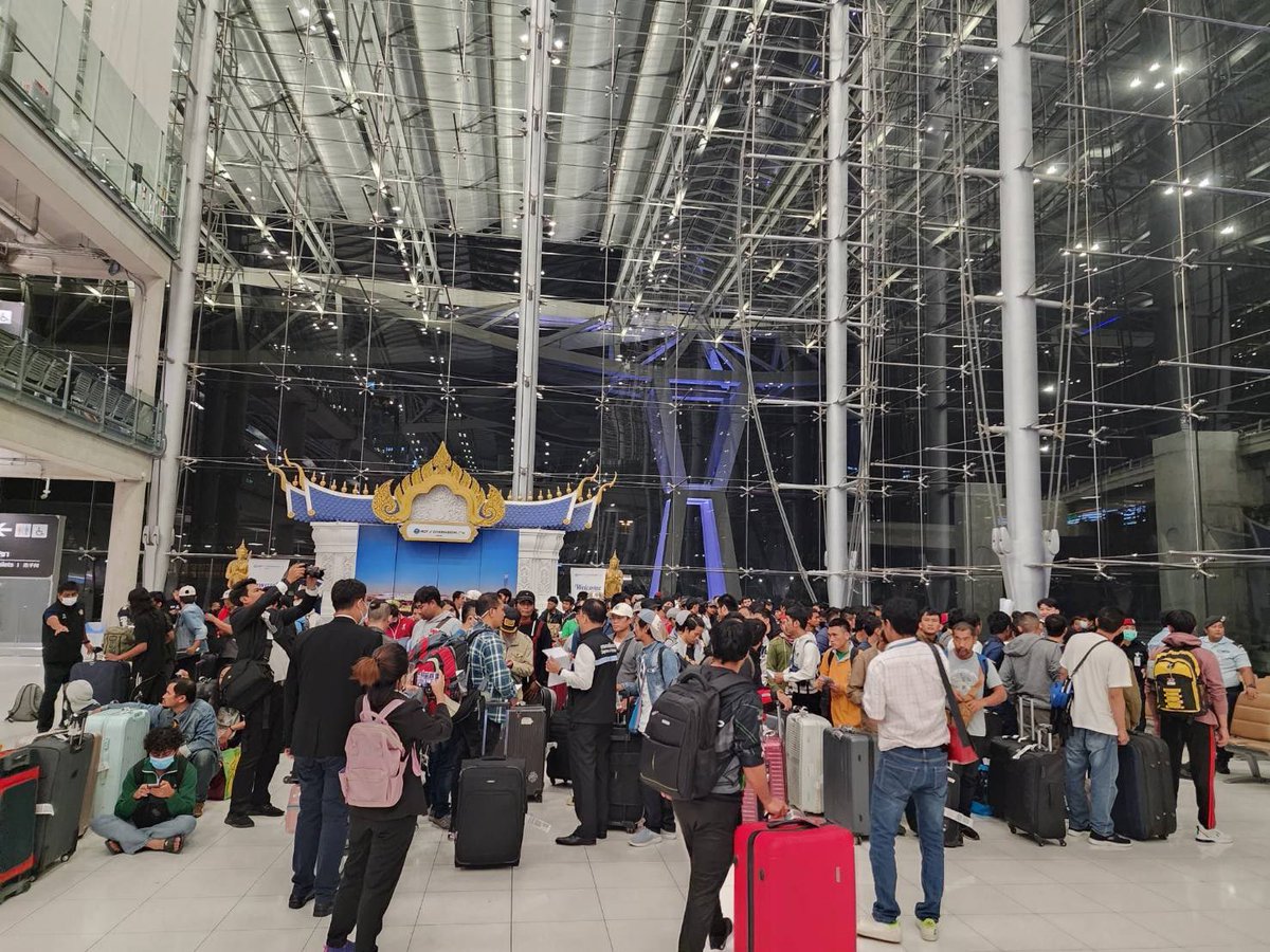 The 5th batch of 244 Thai nationals safely arrived Thailand by an evacuation flight, welcomed by Deputy Director General of Consular Affairs. Most will stay overnight in BKK at accommodation prepared by the government before returning to their hometowns tomorrow. (16 Oct 2023)