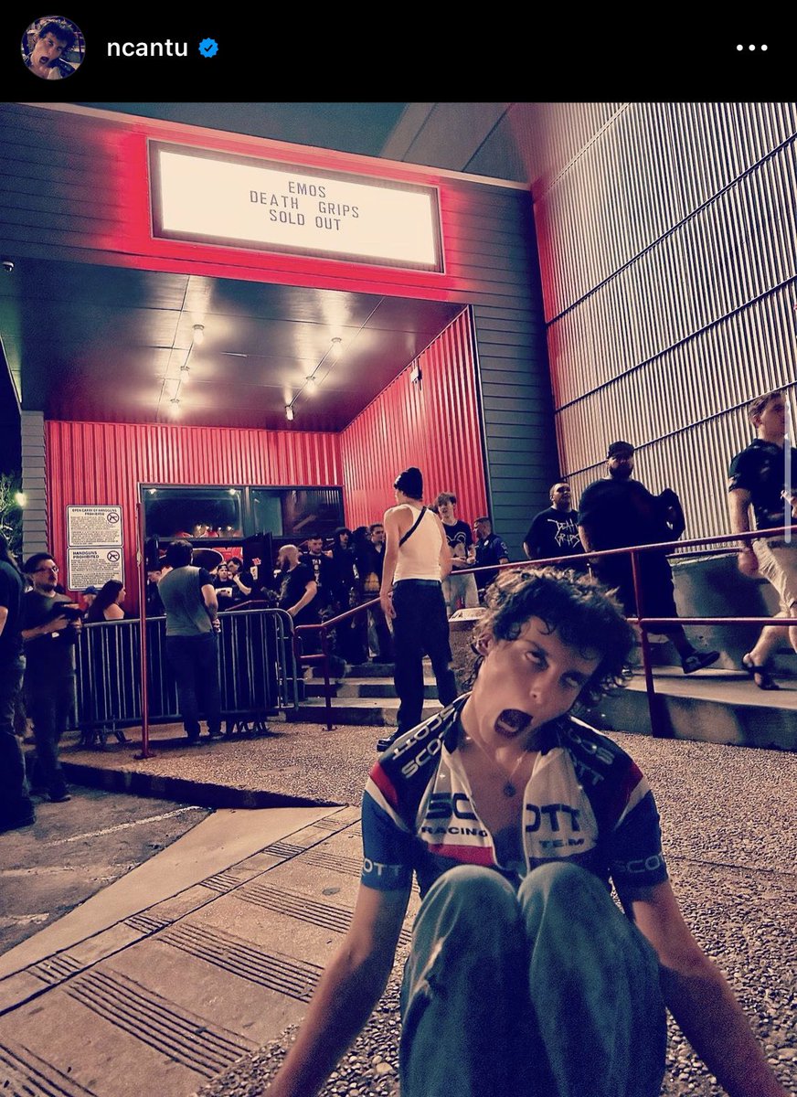 sugarsmorecake's tweet photo. Why this Nigga posted up like Golden Freddy for the fit Pic https://t.co/Qu8bYMT7dR