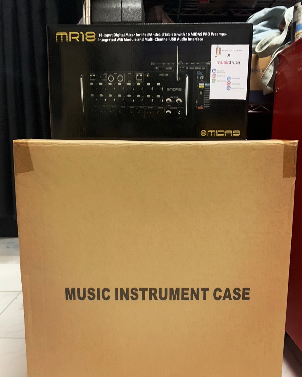 Harmonic_Dist's tweet photo. เราจะได้ไปทัวร์กันอย่างเมามัน 💪
ของมาแล้วคืนนี้ประกอบ mixer ของวงโดย Ten sound en ของวงรับหน้าที่รับผิดชอบ #HarmonicDistortion #mr18 #midas https://t.co/aQNtKTKjz3