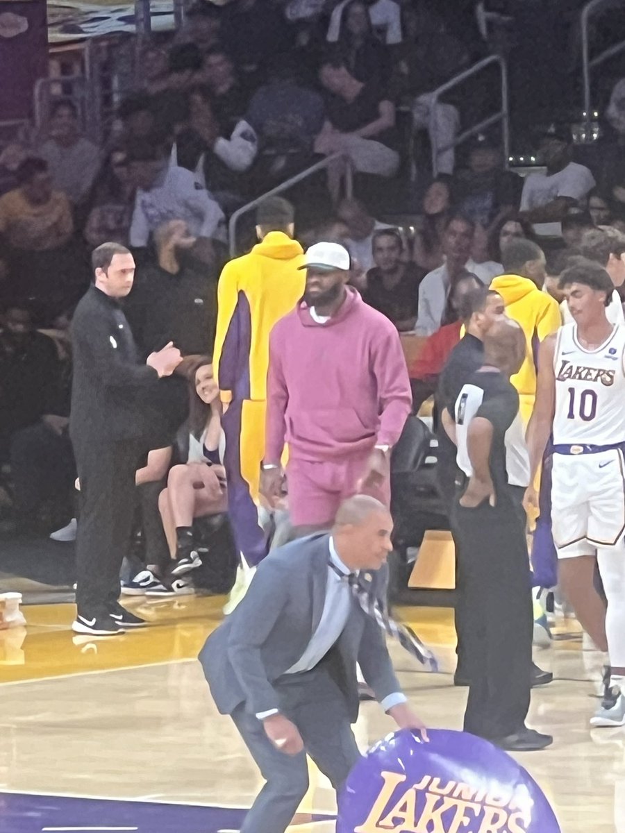 FallGuysTv_'s tweet image. 10th row lakers vs bucks! #lakers #bucks #lebron #giannis #nba