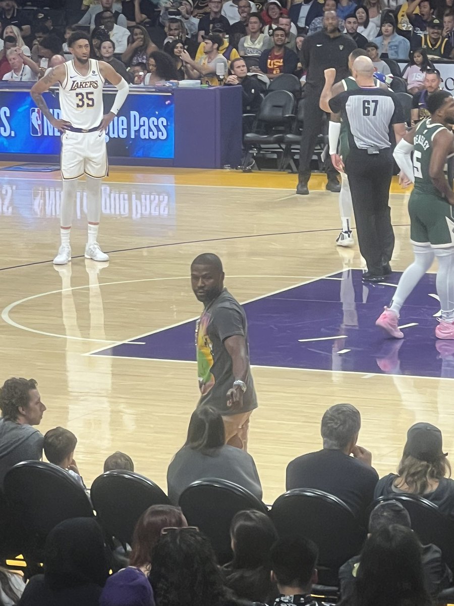 FallGuysTv_'s tweet image. 10th row lakers vs bucks! #lakers #bucks #lebron #giannis #nba