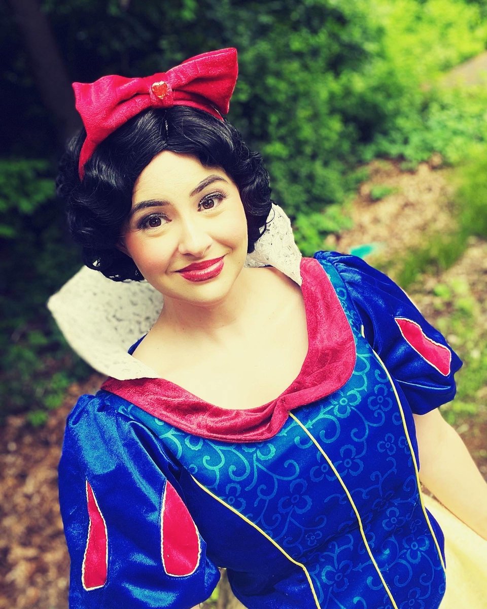 Mirror, Mirror on the Wall, It's Time to Make Memories for All! 🍎✨ Invite Snow to Your Event and Watch Enchantment Unfold.