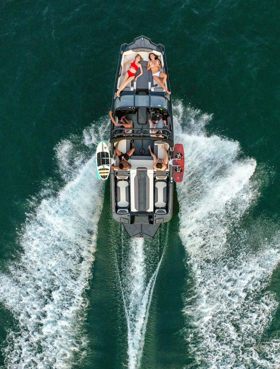 HeydayWakeboats's tweet photo. Designed to offer an extraordinary experience, the WTSurf packs in room for you and your crew, ensuring every journey is filled with nothing but unforgettable memories. 🙌🌊

#heydaywakeboats https://t.co/zr0FNtrxAN