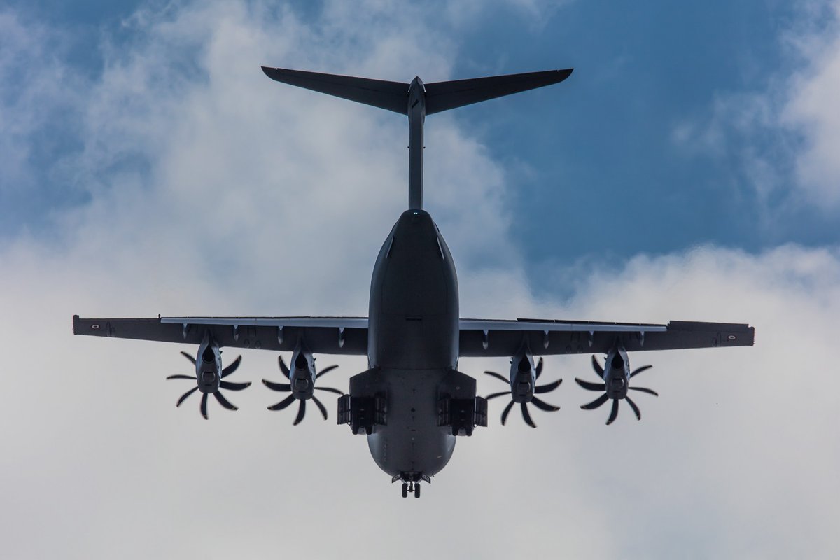 SAFRAN's tweet image. [#Key #figure🔑] 11,600 horsepower! That's the power of each of the 4 #turboprop engines #TP400 that equip the #A400M! Their low #fuel consumption gives the A400M an extended range. 🤝

#avgeek @Airbus