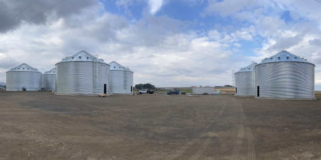 Check out this site recently completed by <a href="/TandSSales/">T & S Sales</a>! These four <a href="/undefined/">Adam</a>  4206 grain bins to match up with the original two #SCAFCO bins they did years ago. 👍