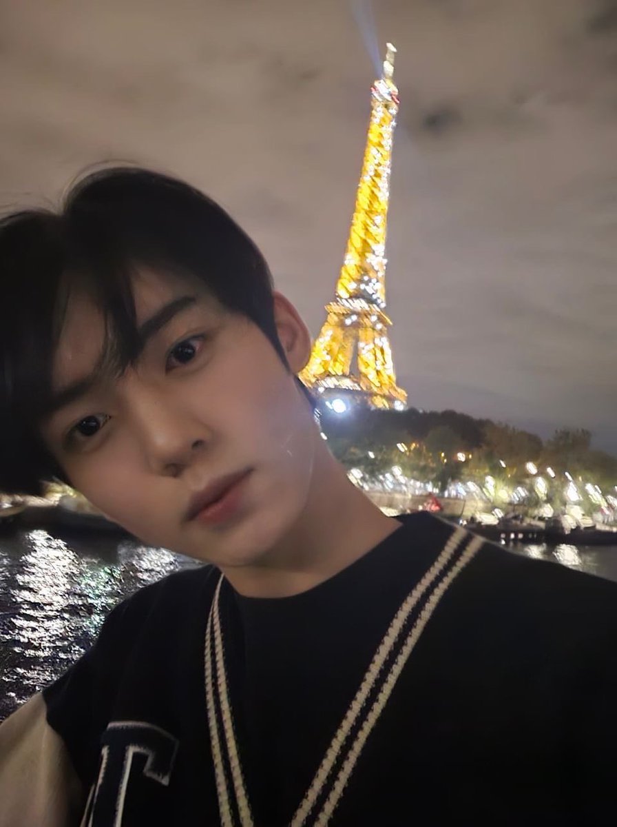 누나들이 보고싶어하니까 냉큼 셀카 말아와주는 연하남 어떤데..