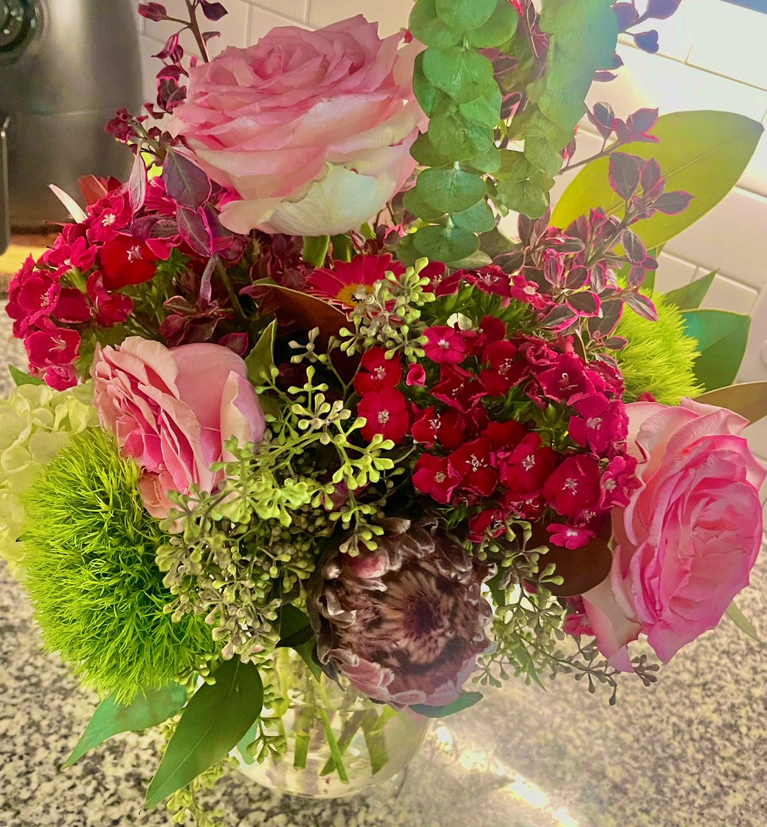 etizzlee's tweet photo. Still obsessing over these flowers my friends got meeeee 💕🥹💅🏻 https://t.co/ED38wsYBdu