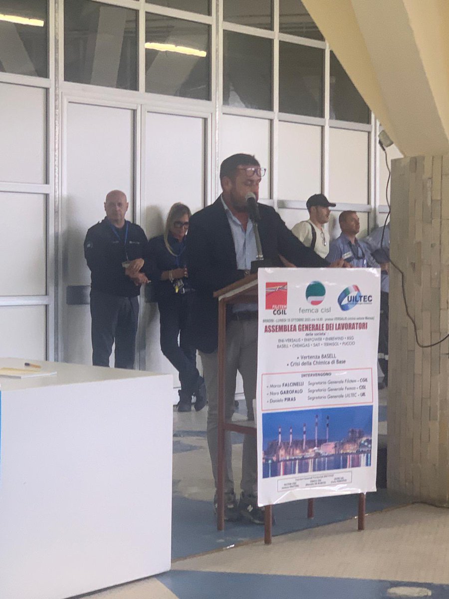 femcaCislTABR's tweet photo. 🪧📣I Segretari generali Femca Cisl, Filctem Cgil e Uiltec Uil oggi alla #Basell di #Brindisi. Chiusura di un impianto per il polipropilene? In gioco c’è l’intero petrolchimico e la filiera della chimica di base italiana 🏭👷🏼‍♂️👷🏻
@mimit_gov 
@FemcaCISL https://t.co/U1lFiQxqkk
