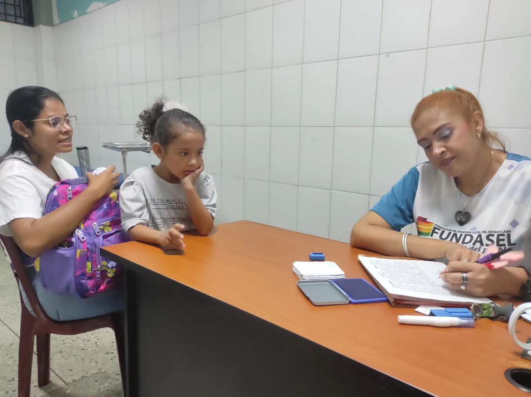 FundaselaraO's tweet image. #4Oct En la sede de Fundasel, continúan las atenciones medicas en beneficio al pueblo larense, cada héroe de bata blanca atienden con amor a cada paciente. 

#SomosMayoríaDepaz

@NicolasMaduro
@AdolfoP_Oficial
@gobiernodelara
@Dsociallara01

#LaSaludEsLoPrimero
#FarmaciaComunal
