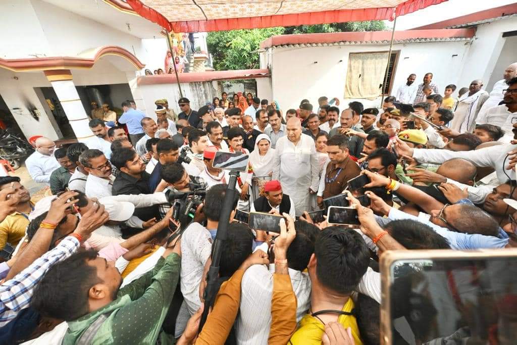BSTripathi1804's tweet photo. माननीय राष्ट्रीय अध्यक्ष श्री अखिलेश यादव जी ने देवरिया के ग्राम फतेहपुर में हुई घटना में दोनो पक्षों के मृतकों को श्रद्धांजलि अर्पित कर परिजनों से संवेदना प्रकट की।

किसी को बेघर करना न्यायोचित नहीं है।।
@samajwadiparty
@yadavakhilesh
https://t.co/HQ1UCdBguf https://t.co/zZhvasQppI