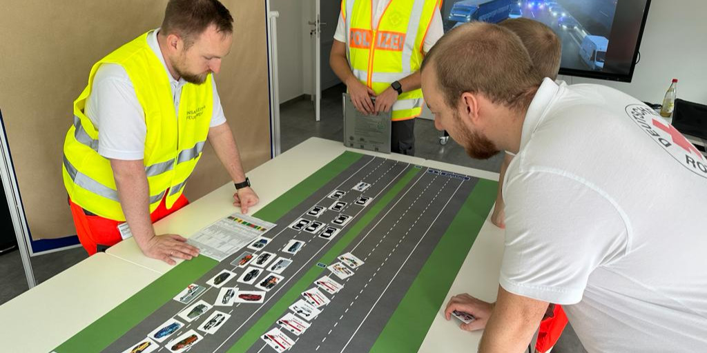 brkaktuell's tweet photo. #Massenkarambolage auf der #Autobahn „Eine unübersichtliche Einsatzstelle mit 50 Patienten, unbekannten Gefahren und enormem Zeitdruck“, fasst Dr. Kippnich, stv Landesarzt das #Simulationstraining in Würzburg zusammen. Trainiert wurde an einem 12 m langen Tisch mit Magnetkarten. https://t.co/3i2sDTRGu4
