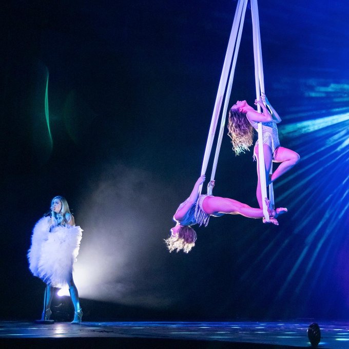 Embarquez dans ce monde o&ugrave; la f&eacute;minit&eacute; danse, &eacute;ternelle et cr&eacute;atrice. Extrait de mon nouveau spectacle<a href="/tag/spectacle"class="tags"><span>#spectacle</span></a>