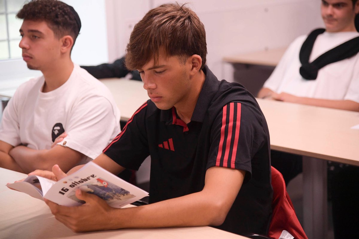 80 anni dopo: la #ASRoma ricorda la razzia degli ebrei del 16 ottobre 1943 nel proprio liceo sportivo scientifico con una lezione speciale per commemorare le vittime.

Ecco cosa è successo questa mattina a Trigoria e al quartiere ebraico 👇
asroma.com/it/notizie/696…